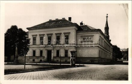 Losonc, Lucenec; M. kir. állami Kármán József gimnázium, Odol fogpép reklámja a hirdetőoszlopon. Filó Marcel kiadása / grammar school, advertising column