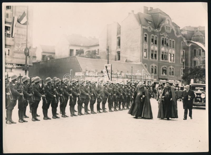 1930 Szent Imre alkalmából Budapestre érkezett Aloisio Sincero pápai legátus elutazása a Déli pályaudvarról, katonai dísz sorfal, Serédi Jusztinián hercegprímás részvételével. Macsi András pecséttel jelzett fotója. 24x16 cm