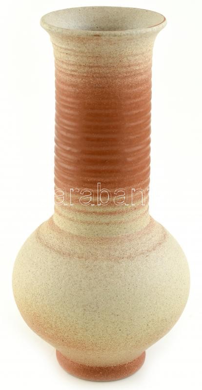 M. Kiss Katalin (1941- ): Retró váza. Fehér és barna mázakkal festett mázas kerámia. Jelzett. m: 20,5cm