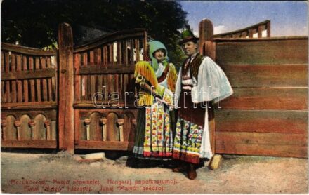 Mezőkövesd, Matyó népviselet, fiatal házaspár, magyar folklór. Körmendy István kiadása