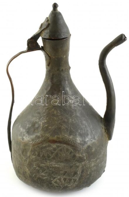 Török kori kiöntő, virág véséssel XVII-XVIII sz. Jó állapotban. 34 cm