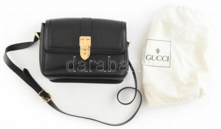 Gucci táska. Eredeti, Bőr, jelzett, hozzá vászon védőtáska. Kopásokkal. 30x20 cm