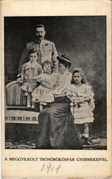 A meggyilkolt trónörököspár gyermekeivel. Grindlinger J. kiadása / Archduke Franz Ferdinand of Austria and Sophie, Duchess of Hohenberg with their children (apró lyuk / tiny pinhole)