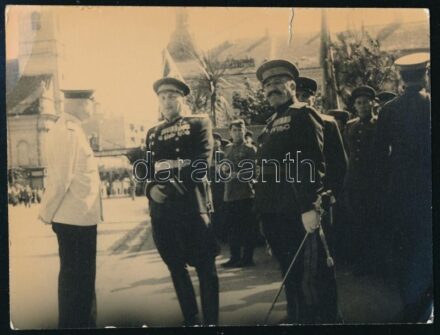 cca 1945 Bp., magas rangú szovjet tisztek, tábornokok sok kitüntetéssel, hátoldalán feliratozott fotó, kis szakadással, 11,5x8,5 cm / Highly decorated Soviet military officers, generals, vintage photo, small tear, 11.5x8.5 cm