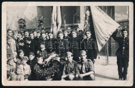 cca 1920-1940 Kitüntetett egyenruhások és cserkészek egy megemlékezésen (Horthy-korszak), koszorúval, zászlóval, fotólap, kisebb törésnyommal, 14x9 cm
