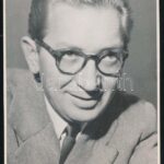 Csákányi László (1921-1992) Jászai Mari-díjas színész, énekes autográf aláírása őt ábrázoló fotón, 9x6 cm