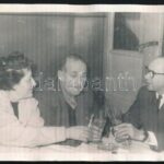 1962 Csák Hugó táncos-komikus, konferanszié autográf aláírása és sorai, őt és másokat ábrázoló fotón, 14x9 cm - Image 2