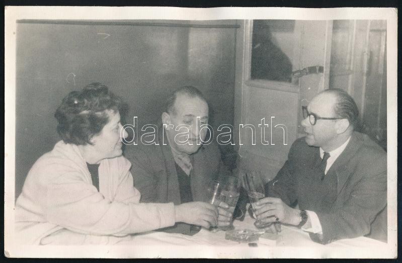 1962 Csák Hugó táncos-komikus, konferanszié autográf aláírása és sorai, őt és másokat ábrázoló fotón, 14x9 cm - Image 2