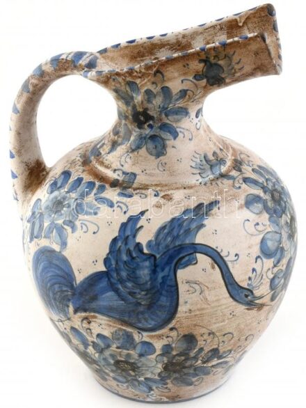 Guerrieri Murano 1937: Boroskancsó hattyú motívummal. Kézzel festett kerámia, jelzett, koszos, kopásnyomokkal. m:26cm Giulio Guerrieri 1930-ban megalapítja a 'Guerrieri Ceramics Murano' manufaktúrát, Murano szigetén. 1934-ben testvére
