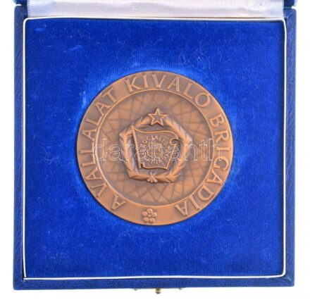 Vincze Dénes (1914-1972) DN 'A Vállalat Kiváló Brigádja' Br plakett dísztokban (70mm) T:1