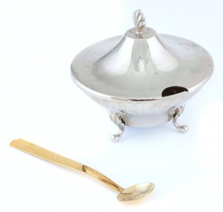 Jugoszláv fém asztali cukortartó, kanállal, matricával jelzett, jó állapotban, d: 10 cm