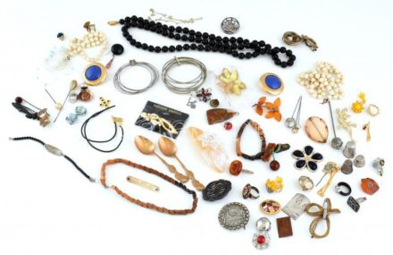 Vegyes bizsu tétel, bross, nyaklánc, gyűszű, stb.