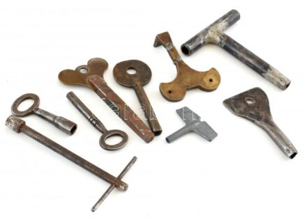 Régi órakulcsok, vegyes méretben, kopott.