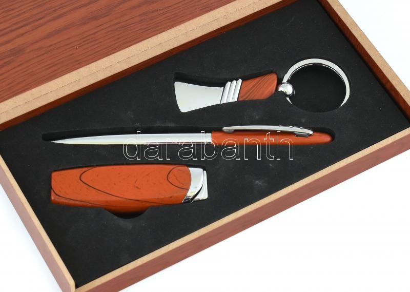 Manager készlet, fa dobozban, toll, öngyújtó, kulcstartó.