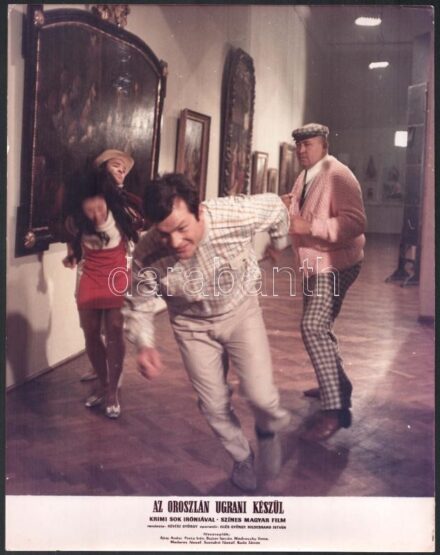 cca 1969 Az oroszlán ugrani készül c. magyar fim jelenete (Bujtor István, Medveczky Ilona), nagyméretű produkciós filmfotó, 30x23,5 cm