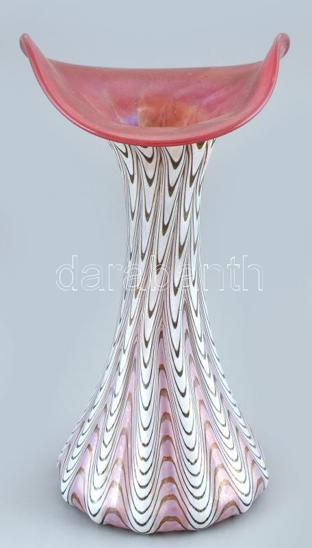 Loetz Austria jelzéssel: Díszváza. Fújt üveg, überfangglas, fésűs technikával díszített, irizáló réteggel. Kopásnyomokkal. m: 23 cm - Image 2