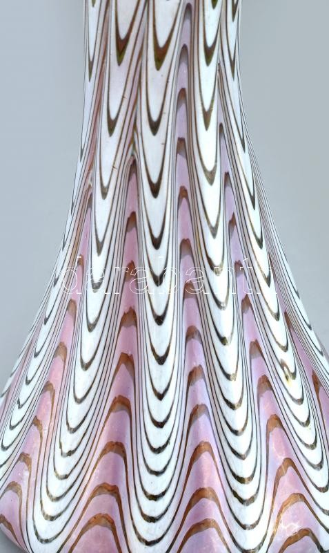 Loetz Austria jelzéssel: Díszváza. Fújt üveg, überfangglas, fésűs technikával díszített, irizáló réteggel. Kopásnyomokkal. m: 23 cm - Image 4