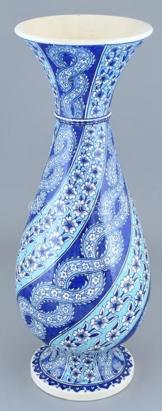 Török díszváza, kézzel festett porcelán, jelzés nélkül, m: 49,5cm. A tétel szerepelt a Műgyűjtők Galériája Aukciósház aukcióján, 1993. Március, Kádár Jánosné Hagyatékának Árverése. Reprodukált a katalógusban, 556.