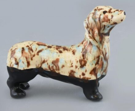 Tacskó figura, festett fajansz, jelzés nélkül, hibátlan, m:9cm