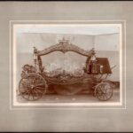 cca 1890-1900 Halottas kocsi. Vintage fotó, kartonra ragasztva, jelzés nélkül, 16,5x22,5 cm