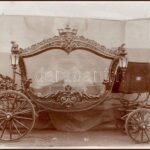 cca 1890-1900 Halottas kocsi. Vintage fotó, kartonra ragasztva, jelzés nélkül, 16,5x22,5 cm - Image 2