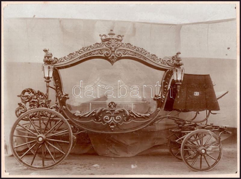cca 1890-1900 Halottas kocsi. Vintage fotó, kartonra ragasztva, jelzés nélkül, 16,5x22,5 cm - Image 2
