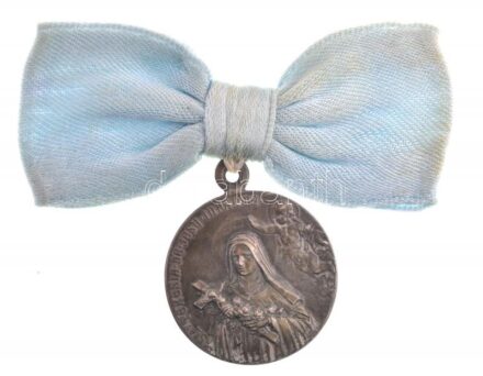 ~1930-1940. 'A gyermek Jézusról nevezett Szt. Teréz / Patrona Hungariae' fém vallási érem csokorszalagon (26mm) T:1- patina