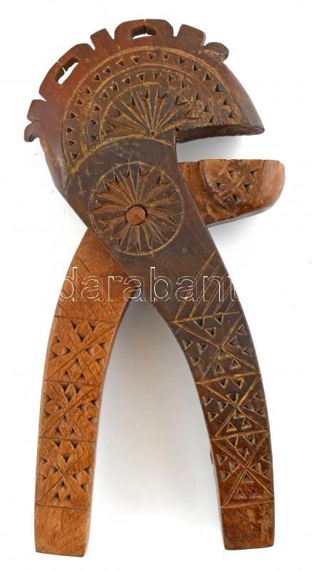 Diótörő, faragott fa, kis sérülésekkel, kopásnyomokkal, h: 18,5 cm