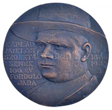 Győrfi Sándor (1951-) 1986. 'Káplár Miklós születésének 100. évfordulójára 1886-1986' egyoldalas Br emlékérem eredeti tokban (90mm) T:1- patina