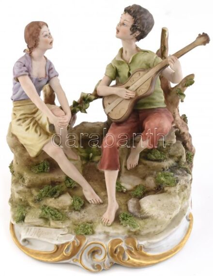 Capodimonte gitárral udvarló fiú. Kézzel festett, jelzett, biszkvit porcelán, hibátlan. m: 20 cm