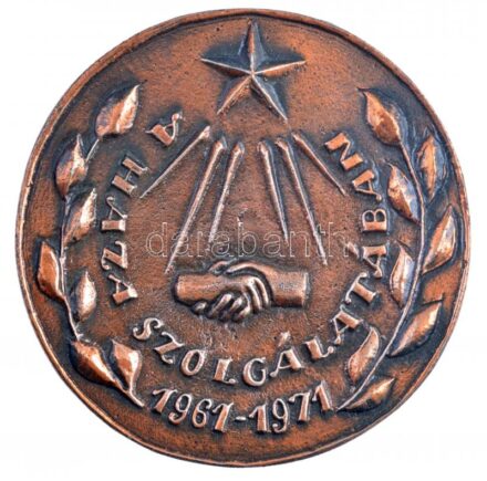 ~1971. 'A Haza szolgálatában 1961-1971' kétoldalas fém emlékplakett viseltes tokban (92mm) T:1-