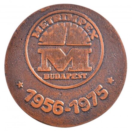1975. 'A Metrimpex 20 éves fennállása' kétoldalas Br emlékplakett, hátoldalán gravírozva, eredeti fa tokban (58mm) T:2 ph