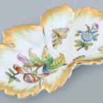 Herendi porcelán Viktória mintás leveles tálka, kézzel festett, jelzett, kis kopásnyomokkal, 14,5×8 cm