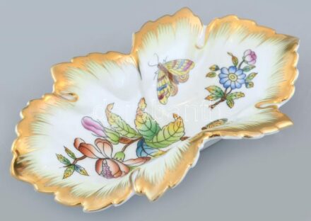 Herendi porcelán Viktória mintás leveles tálka, kézzel festett, jelzett, kis kopásnyomokkal, 14,5×8 cm