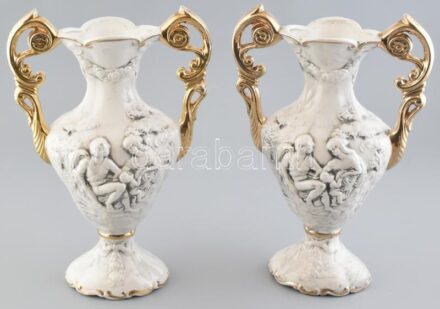 Capodimonte vázapár, relief mitológiai jelenettel, jelzett, kopott, mázhibákkal, m:37cm