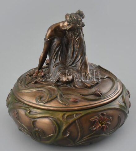 Veronese olasz figurális bonbonier, jelzett, festett polirezin, m:14cm