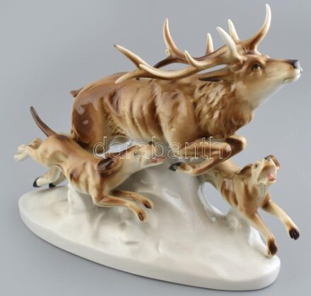 Porcelán vadász témájú szarvas figura kutyákkal kézzel festett, jelzett, kis lepattanással, 21 cm
