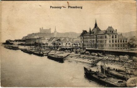 Pozsony, Pressburg, Bratislava; látkép, rakpart, vár. Hátoldalra ragasztott fénykép egy K.u.K. katonáról / general view, castle, quay. K.u.K. soldier's photo glued on the backside (lyuk / pinhole)
