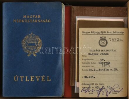 Kisebb doboznyi, több tucat igazolvány, útlevél
