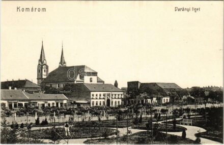 Komárom, Komárno; Darányi liget, üzletek / park, shops