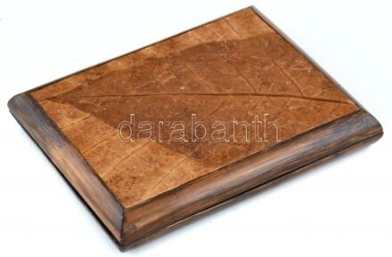 Szivaros doboz fából, dohánylevél díszítéssel a tetején 20x17 cm