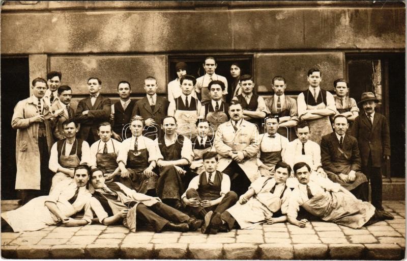 Budapest, Belvárosi cipészműhely, nagy létszámú dolgozók csoportképe. photo