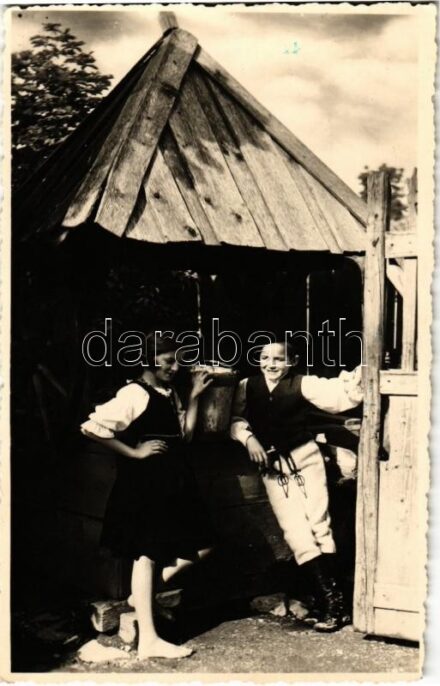 1940 Csíkszereda, Miercurea Ciuc; A kútnál, erdélyi folklór / Transylvanian folklore. photo + '1940 Csíkszereda visszatért' So. Stpl.