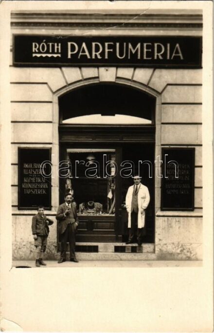 Budapest VIII. József körút, Róth parfüméria. photo (szakadás / tear)