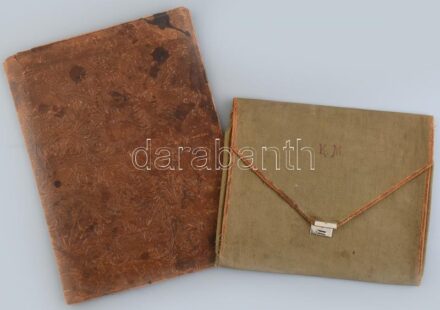 Bőr mappa dombornyomásos díszítéssel + vászon térképtartó, foltos, kopottas állapotban, 32x24 cm és 26x21 cm