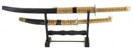 Japán katana és wakizasi szett (szamurájkard) tartóval. Vésett kígyó jelzéssel, fa hüvellyel. Szép állapotú. 102 cm, 76 cm