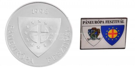 1998. 'Páneurópa Fesztivál' peremen jelzett Ag emlékérem dísztokban (31,18g/0.925/42,5mm) + műgyantás fém jelvény hátlapon 'Őstörténeti Kutató és Kiadó Kft. és Tradorg-E Kft.' jelzéssel (21x29mm) T:1