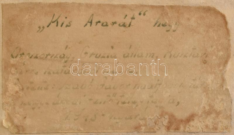 Szabó Gábor (?-?): 'Kis Ararát' hegy. Olaj, fa, hátoldalán címkén jelzett. Dekoratív, kissé sérült fakeretben. 6x10 cm - Image 3