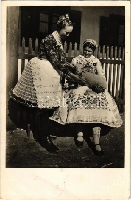 Kalocsai népviselet, magyar folklór / Hungarian folklore from Kalocsa (EK)