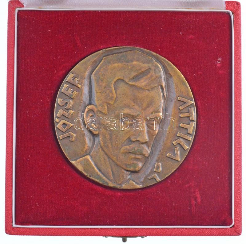 Beck András (1911-1985) 1940. 'József Attila' bronz plakett, dísztokban (77mm) T:2 TP 89. - Image 3